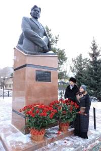 Церемония возложения цветов к памятнику Беимбету Майлину